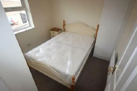 3 Bed, Newly Renovated, City- Suits 5 Guests *