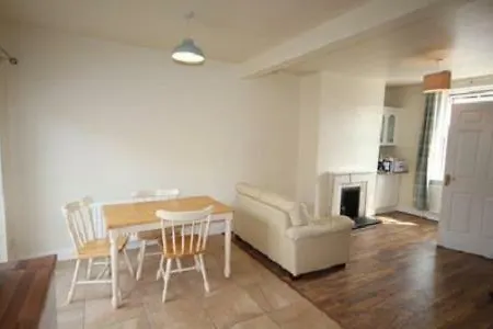 3 Bed, Newly Renovated, City- Suits 5 Guests