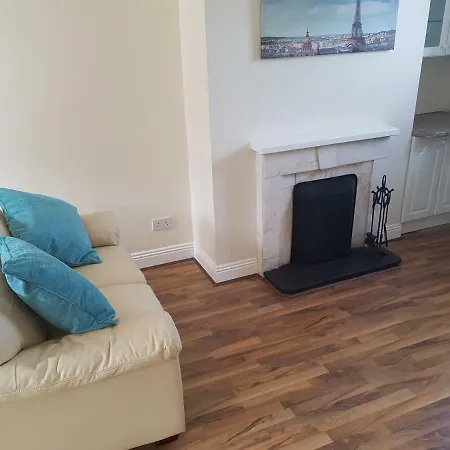 3 Bed, Newly Renovated, City- Suits 5 Guests * קורק