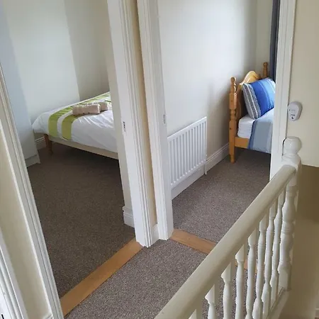 3 Bed, Newly Renovated, City- Suits 5 Guests בית נופש *