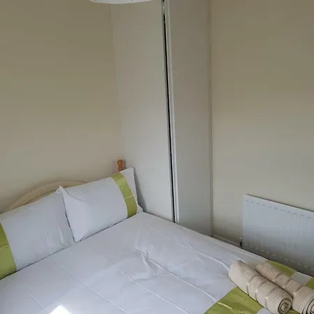 3 Bed, Newly Renovated, City- Suits 5 Guests