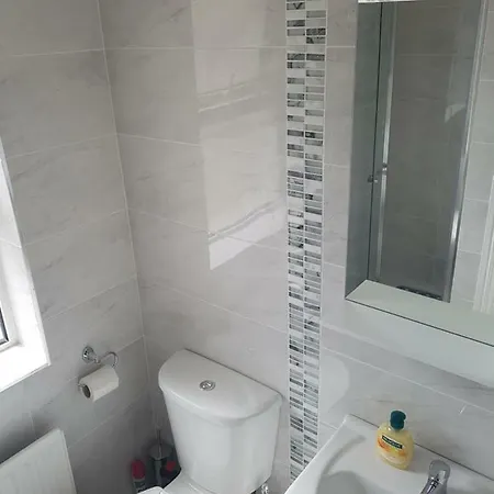 3 Bed, Newly Renovated, City- Suits 5 Guests Cork