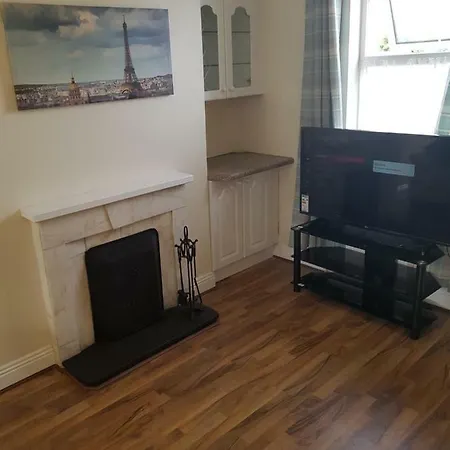 3 Bed, Newly Renovated, City- Suits 5 Guests בית נופש
