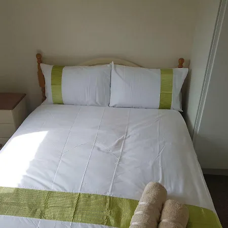3 Bed, Newly Renovated, City- Suits 5 Guests בית נופש