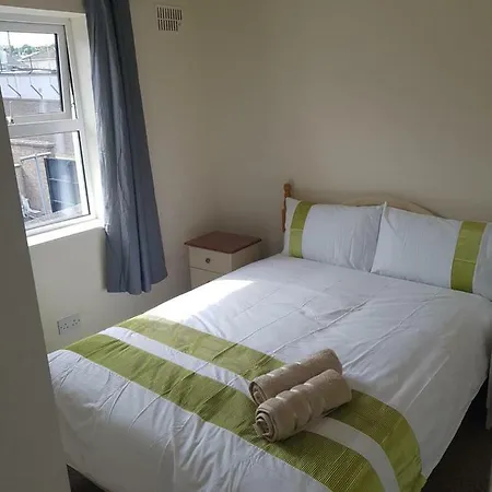 3 Bed, Newly Renovated, City- Suits 5 Guests בית נופש