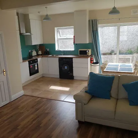 Vakantiehuis 3 Bed, Newly Renovated, City- Suits 5 Guests *