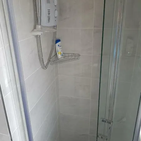 3 Bed, Newly Renovated, City- Suits 5 Guests קורק