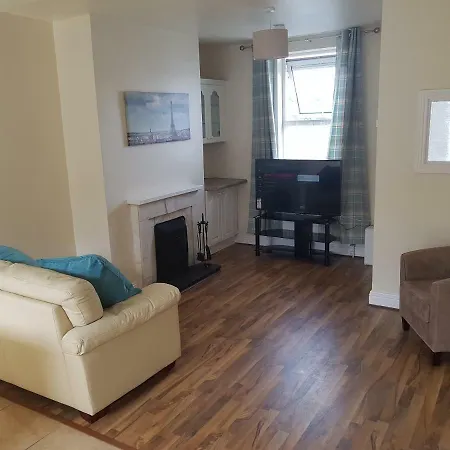 3 Bed, Newly Renovated, City- Suits 5 Guests בית נופש