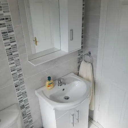 3 Bed, Newly Renovated, City- Suits 5 Guests Vakantiehuis