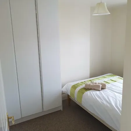 3 Bed, Newly Renovated, City- Suits 5 Guests קורק